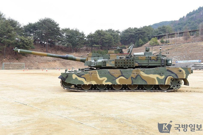 Ít ai biết được rằng loại xe tăng K-2 Black Panther của Hàn Quốc lại được đánh giá là một trong những loại xe tăng thế hệ mới hiện đại và đắt đỏ bậc nhất thế giới hiện nay với giá trị lên tới hơn 7 triệu USD cho mỗi chiếc - đắt gần bằng ba chiếc T-90. Nguồn ảnh: Sina.