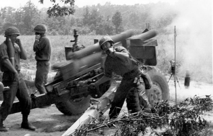 Ngày 3/1/1966, pháo binh Australia đã xác định nhầm toạ độ và khai hoả thẳng vào đội hình của Lục quân Australia khiến 2 lính Australia thiệt mạng cùng vài người khác bị thương. Nguồn ảnh: Archive.
