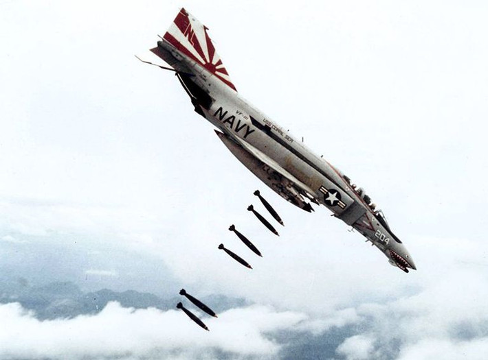Ngày 16/3/1968, một chiếc F-4 Phantom II của Thuỷ quân Lục chiến Mỹ tiếp tục ném nhầm bom vào căn cứ của Lục quân Mỹ khiến 16 lính Mỹ dưới mặt đất thiệt mạng, 48 người khác bị thương. Nguồn ảnh: Archive.