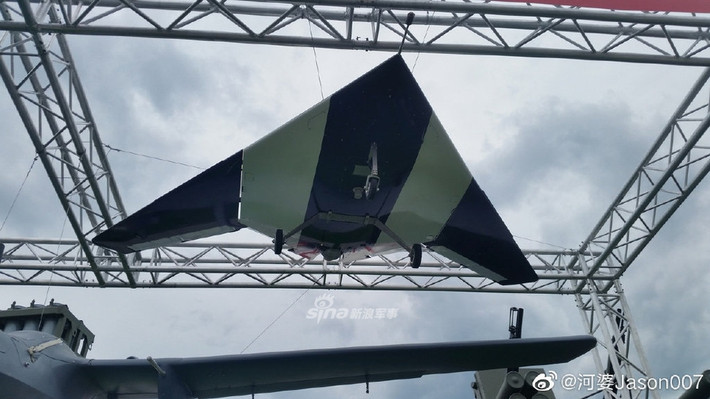 Điều đáng nói đó là dù được Sukhoi hoàn thiện, Okhotnik lại được thiết kế dựa trên thiết kế cũ của máy bay không người lái Skat - một mẫu máy bay không người lái do MiG chế tạo.