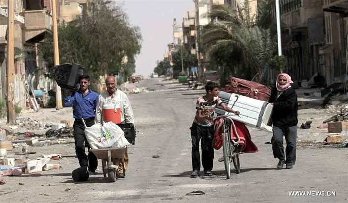 Trên những con đường, phóng viên bắt gặp hình ảnh những người dân thường Syria đang chở đồ đạc về lại căn nhà của họ ở Palmyra.