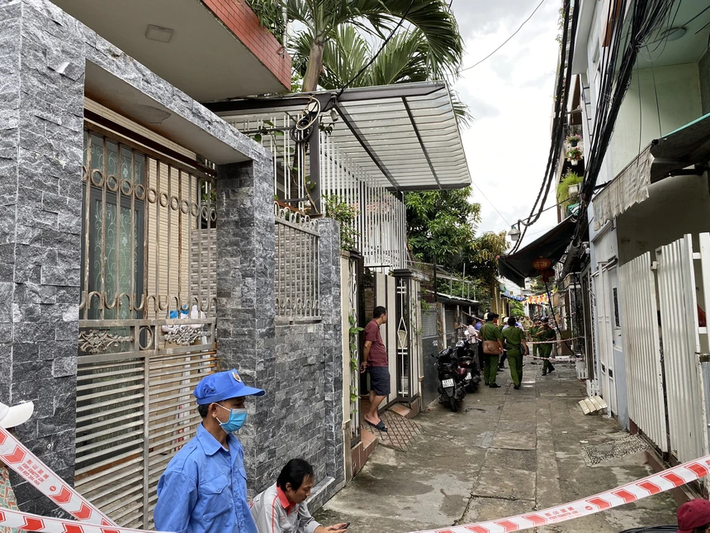 Trưa 11/10, lực lượng chức năng vẫn đang phong tỏa để khám nghiệm hiện trường vụ cháy nhà trong con hẻm trên đường Trần Cao Vân (quận Thanh Khê, Đà Nẵng) khiến 2 cháu bé tử vong.