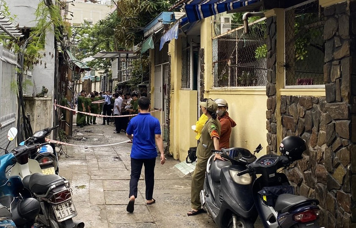 Một người dân gần khu vực đám cháy cho biết, khoảng hơn 1h sáng 11/10, ông đang nằm ngủ thì nghe tiếng nổ vang trời nên giật mình chạy ra đường xem. Lúc này, khói đen đã bao trùm cả con hẻm.