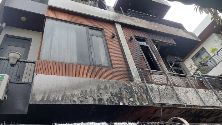 Gần đây, Đà Nẵng liên tiếp xảy ra các vụ cháy nhà trong hẻm nhỏ. Ngôi nhà bị cháy sáng 11/10 nằm trong ngõ (hẻm) 236 đường Trần Cao Vân (sâu khoảng 160m) là nhà 3 tầng, có 1 cầu thang thông từ tầng 1 đến tầng 3, góc 2 mặt ngõ. Nguyên nhân vụ cháy đang được điều tra, làm rõ.