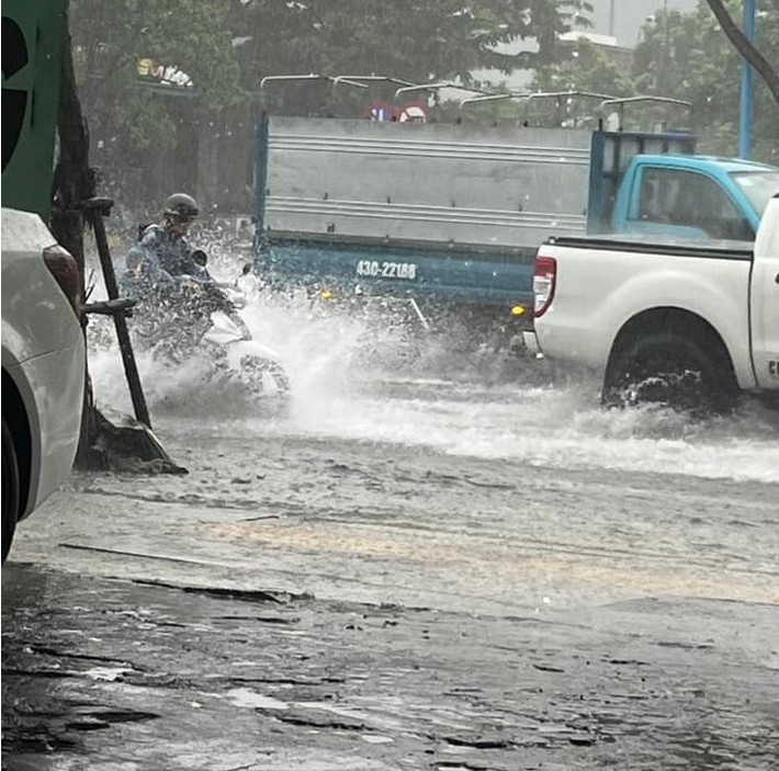 Ban Chỉ huy Phòng, chống thiên tai, Tìm kiếm cứu nạn và Phòng thủ dân sự thành phố Đà Nẵng đề nghị Chủ tịch UBND các quận, huyện chỉ đạo triển khai phương án phòng, chống mưa lớn, ngập lụt, lũ quét và sạt lở đất; sẵn sàng triển khai phương án sơ tán Nhân dân theo Phương án đã được phê duyệt.