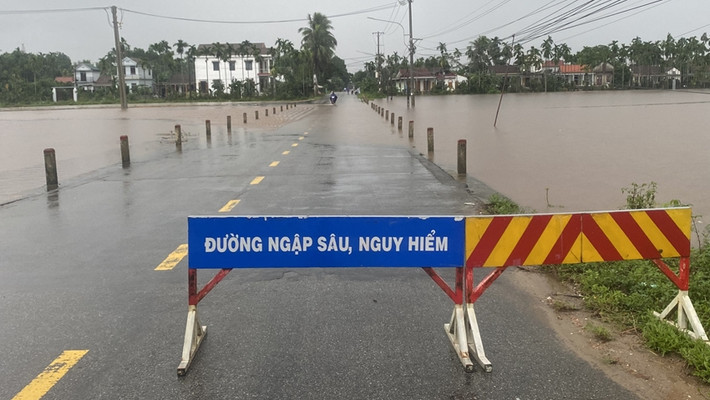 Một số tuyến đường ở Phong Điền đã bị ngập trong sáng 18/10. Ảnh: Hà Nguyên