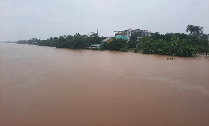 Tại tỉnh Thừa Thiên Huế, nhiều tuyến đường, khu dân cư tại các khu vực trũng thấp cũng đang bị nước lũ "bủa vây". Nước dâng cao trên sông Bồ phía thượng lưu cầu An Lỗ trên QL1 qua tỉnh Thừa Thiên Huế trưa 18/10. Ảnh: Duy Lợi