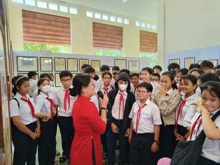 Triển lãm bản đồ và trưng bày tư liệu “Hoàng Sa, Trường Sa của Việt Nam – Những bằng chứng lịch sử” tại huyện Núi Thành đã thu hút đông đảo các bạn đoàn viên, học sinh tham gia.