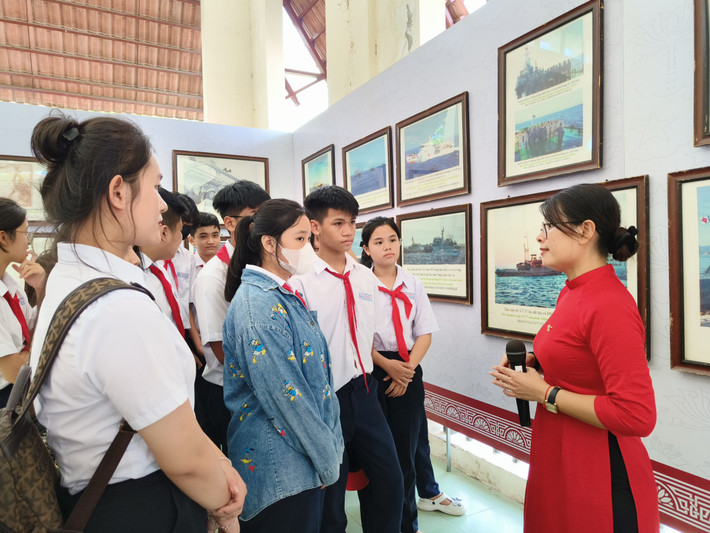 Bên cạnh đó, Bộ Thông tin và Truyền thông đã tổ chức thành công 03 cuộc triển lãm tại nước ngoài: đó là thủ đô Praha của Cộng hòa Séc (tháng 7/2017), tại thủ đô Paris của Cộng hòa Pháp (tháng 10/2017) và tại thủ đô Matsxcơva của Liên bang Nga (tháng 11/2018).