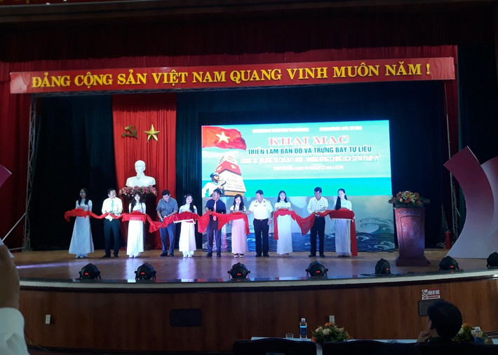 Sáng 24/10, Sở Thông tin và Truyền thông tỉnh Quảng Nam phối hợp với UBND huyện Núi Thành tổ chức Triển lãm bản đồ và trưng bày tư liệu với chủ đề “Hoàng Sa, Trường Sa của Việt Nam - Những bằng chứng lịch sử và pháp lý” tại huyện Núi Thành.