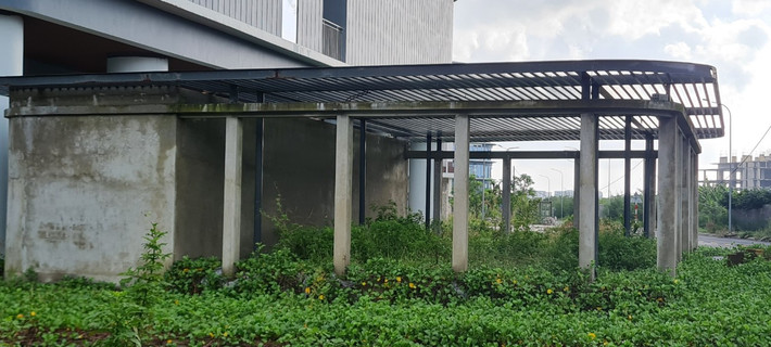 Cỏ dại bắt đầu ngập lối tại Khu công viên phần mềm nghìn tỷ "chưa biết ngày hoạt động". >>> Mời độc giả xem thêm video Bí ẩn ngôi biệt thự bỏ hoang, bên trong là kho đồ hiệu trăm tỉ:
