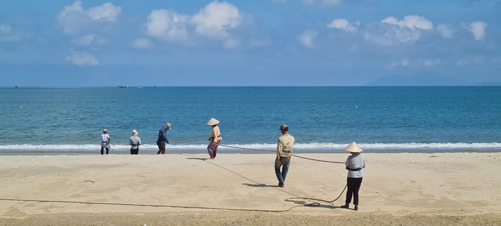 Độc đáo nhất vẫn là cách kéo lưới rùng mà ngư dân vui miệng đặt tên: đi giật lùi kiếm tiền.
