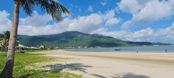 Bãi biển Mân Thái, nằm trên tuyến đường Hoàng Sa, nép mình bên chân núi Sơn Trà, thành phố Đà Nẵng.