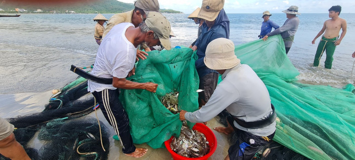 Trên bờ, nhiều người đã chuẩn bị sẵn quang gánh, thúng, sọt để đựng mẻ cá kéo lên.