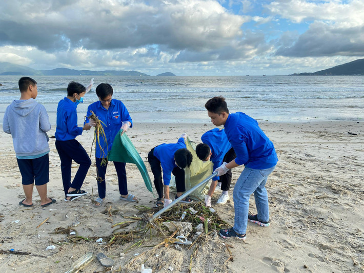 Thành Đoàn Đà Nẵng cho biết đã huy động hàng ngàn đoàn viên, thanh niên tổng ra quân vệ sinh môi trường biển nhằm khắc phục ảnh hưởng của đợt mưa lớn kéo dài.