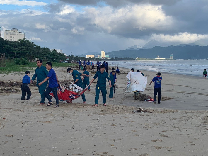 Công tác thu gom rác, vệ sinh môi trường bãi biển đã được các lực lượng triển khai từ sáng sớm.