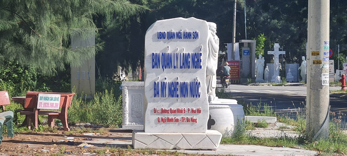 Làng nghề đá mỹ nghệ Non Nước cách trung tâm thành phố Đà Nẵng khoảng 8 km, nằm trên địa bàn phường Hòa Hải, quận Ngũ Hành Sơn, TP. Đà Nẵng.