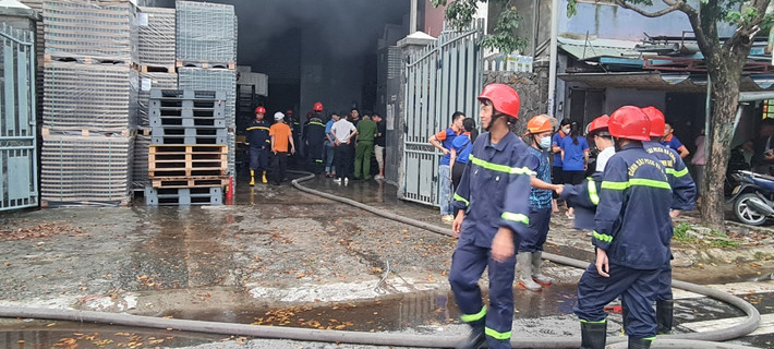Tuy nhiên, khói vẫn dày đặc bên trong cơ sở sản xuất nước yến.