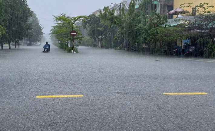 Mưa lớn kéo dài khiến nhiều tuyến đường ở thành phố Huế bị ngập. Nhiều xe chết máy giữa đường.