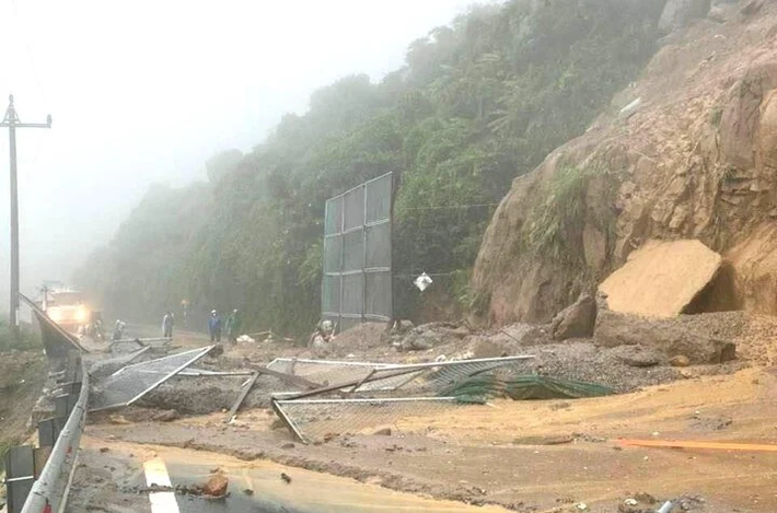 Ngày 13/10, mưa lớn kéo dài cũng khiến đèo Hải Vân bị sạt lở nghiêm trọng. CSGT tỉnh Thừa Thiên Huế và TP. Đà Nẵng đã lập chốt không cho phương tiện lên đèo.