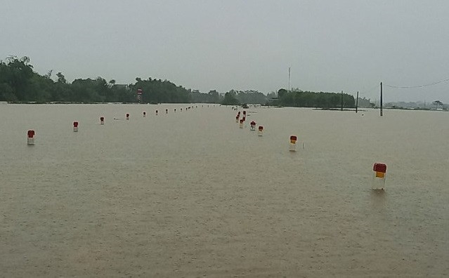 Mưa lớn kéo dài những ngày qua khiến nhiều tuyến đường, khu dân cư tại một số khu vực trên địa bàn tỉnh Thừa Thiên Huế bị ngập sâu.