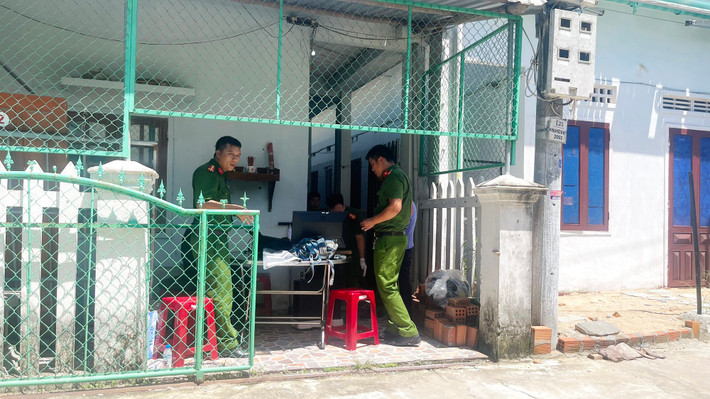 Sáng 6/10, lực lượng chức năng tỉnh Quảng Ngãi đã đến kiểm tra phòng trọ của hai nghi phạm và phát hiện nhiều vật dụng nghi là súng, rựa.