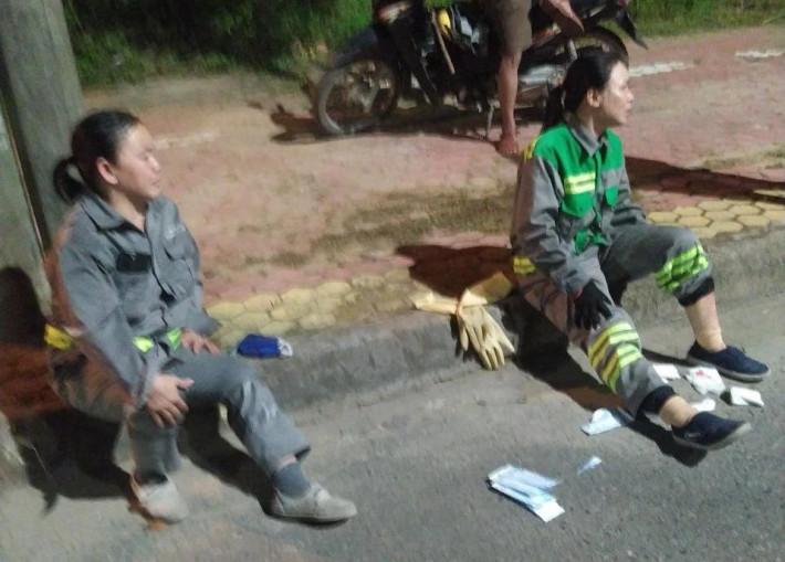 Trước đó, khoảng 1h sáng 5/10, chị Lê Thị Minh Khải và chị Võ Thị Lưu (nhân viên Công ty CP Môi trường đô thị Quảng Ngãi) làm việc trên đường Phạm Văn Đồng (phường Nghĩa Chánh, TP Quảng Ngãi). Lúc này, chị Khải nhắc nhở một nhóm thanh niên đang chạy xe đến không đi gần xe rác để tránh tai nạn. Nhóm này quay lại gây gổ, đánh chị Khải, chị Lưu đến can ngăn cũng bị đánh.