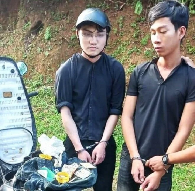 Hai đối tượng bị bắt là Nguyễn Đức Nga (SN 2000, quê ở huyện Phú Ninh); Trần Viết Đông (SN 1999, quê ở huyện Tiên Phước, tỉnh Quảng Nam). Các đối tượng hiện tạm trú tại huyện Tư Nghĩa, tỉnh Quảng Ngãi.