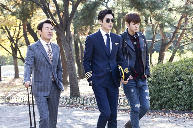 Trong phim Huyền thoại biển xanh, đất diễn của nam phụ Shin Won Ho (phải) ít hơn rất nhiều Lee Min Ho. Anh vào vai một phụ tá trong nhóm bịp bợm của bộ ba. Đó là nhân vật chuyên gia về IT, có khả năng vượt hệ thống bảo mật máy tính để xâm nhập lấy thông tin.