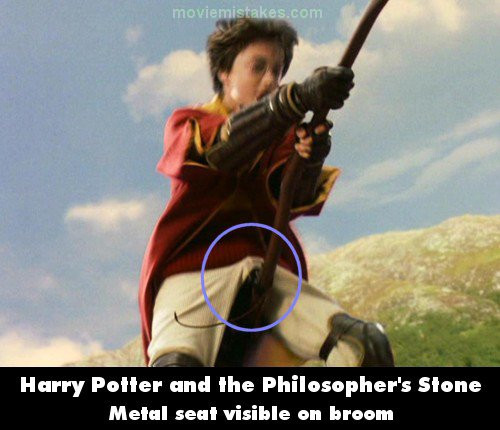 Trong trận Quidditch ở phần phim "Harry Potter và hòn đá phù thủy", khi chổi thần bị phù phép không ngừng vùng vẫy muốn hất cậu bé xuống đất, không ít cảnh quay đã để lộ chiếc ghế ngồi đạo cụ mang mục đích hỗ trợ để Harry ngồi trên chổi “dễ chịu” hơn.