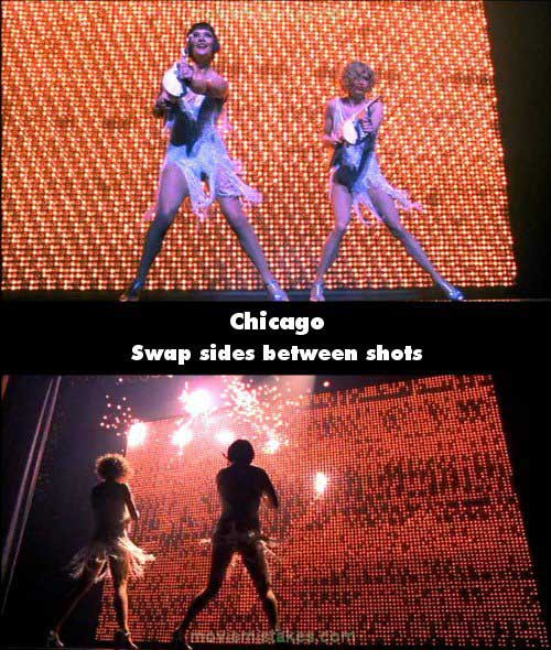 Trong "Chicago" đoạn kết phim khi Roxie và Velma nhảy múa trên sân khấu, Roxie ở bên phải còn Velma đứng bên trái. Họ quay lưng lại, và vẫn từ góc độ trước đó, vị trí của hai nàng bỗng ngược lại trong tức thì.