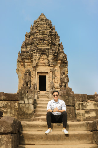 Chí phí tham quan Angkor Wat khoảng 500.000 đồng (tương đương 20 USD/ngày), 3 ngày là 900 ngàn (40 USD), cả tuần thì 1,4 triệu. Như vậy tổng chi phí ước tính cho 3 ngày 2 đêm khoảng 4 triệu 4. Chỉ cần chuẩn bị 5 triệu đồng thì bạn tha hồ du lịch Campuchia.