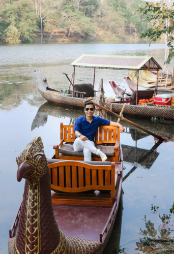 Nguyên Khang còn ghé thăm Tonle Sap- hồ nước lớn nhất Đông Nam Á, nối với sông Mekong qua đường sông Tonle Sap ở Phnom Penh. Tại các thành phố Phnom Penh, Siem Reap, Battambang và một số thành phố ven hồ khác, du khách có thể thuê thuyền đi khám phá các làng nổi trên hồ, một trải nghiệm rất thi vị cho khách du lịch Campuchia.