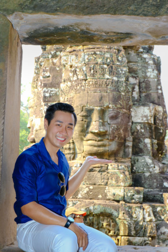 Angkor Thom sở hữu những đền chùa và kiến trúc nổi bật như đền mặt thần Bayon (với những bức tượng điêu khắc tượng thần mặt cười), đền Baphuon, đền Phnom Bakheng ở đỉnh đồi (bạn có thể cưỡi voi lên đây), Elephant Terrace (Sân voi), Terrace of the Leper King (Sân của vua bị bệnh phong) và 5 cánh cổng lớn dẫn vào Angkor Thom. Đây là những hình ảnh đặc trưng nhất của du lịch Campuchia.