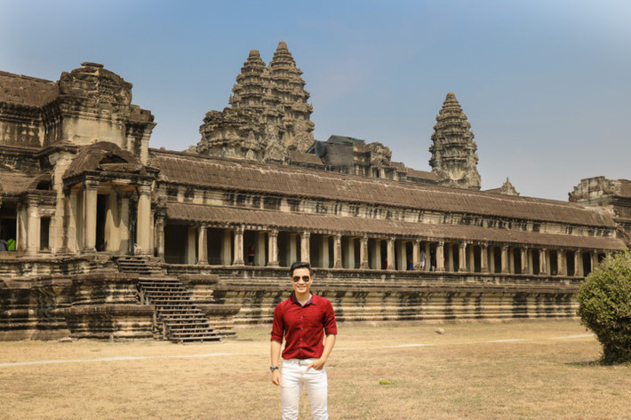 Angkor Wat là đền có kiến trúc hoành tráng nhất trong toàn bộ quần thể, trong khi Angkor Thom là lãnh địa thủ đô xưa.