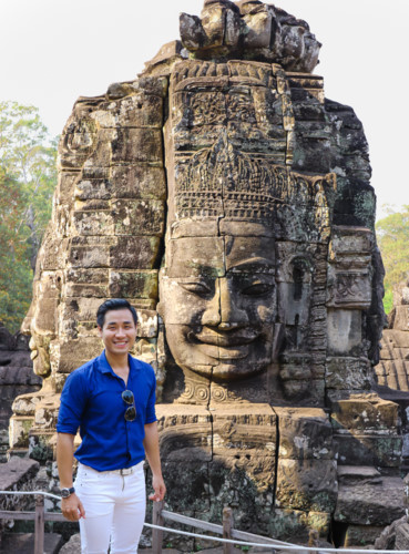 Nguyên Khang đi tham quan hai khu đền chính trong quần thể di tích Angkor gồm Angkor Wat (đền Đế Thiên) và Angkor Thom (đền Đế Thích), chỉ cách Siem Reap 6 km về phía Bắc.