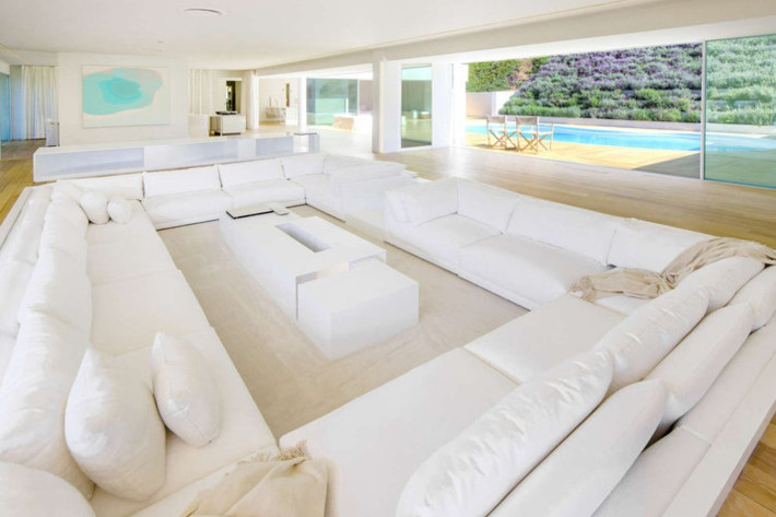 Tổng diện tích ngôi biệt thự là 371m² trị giá 5,4 triệu bảng Anh, được thiết kế lại bởi kiến trúc sư nổi tiếng Miguel Angel Aragonés.