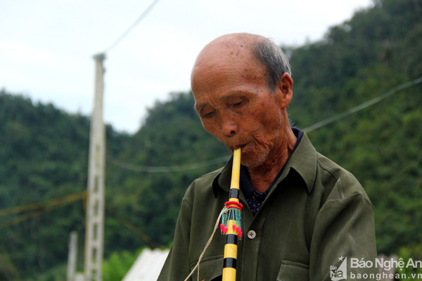 Hai vợ chồng cụ Vừ hiện sống cùng người con trai. Cả gia đình 5 thế hệ cùng sinh hoạt chung, xung quanh chủ yếu là nhà của con cháu cụ. Đến nay, cụ Vừ vẫn thường xuyền lên rẫy, làm việc nhà đều đặn. Khi được hỏi về lý do lấy vợ ở tuổi này, cụ chỉ cười sảng khoái. Ảnh: Tiến Hùng