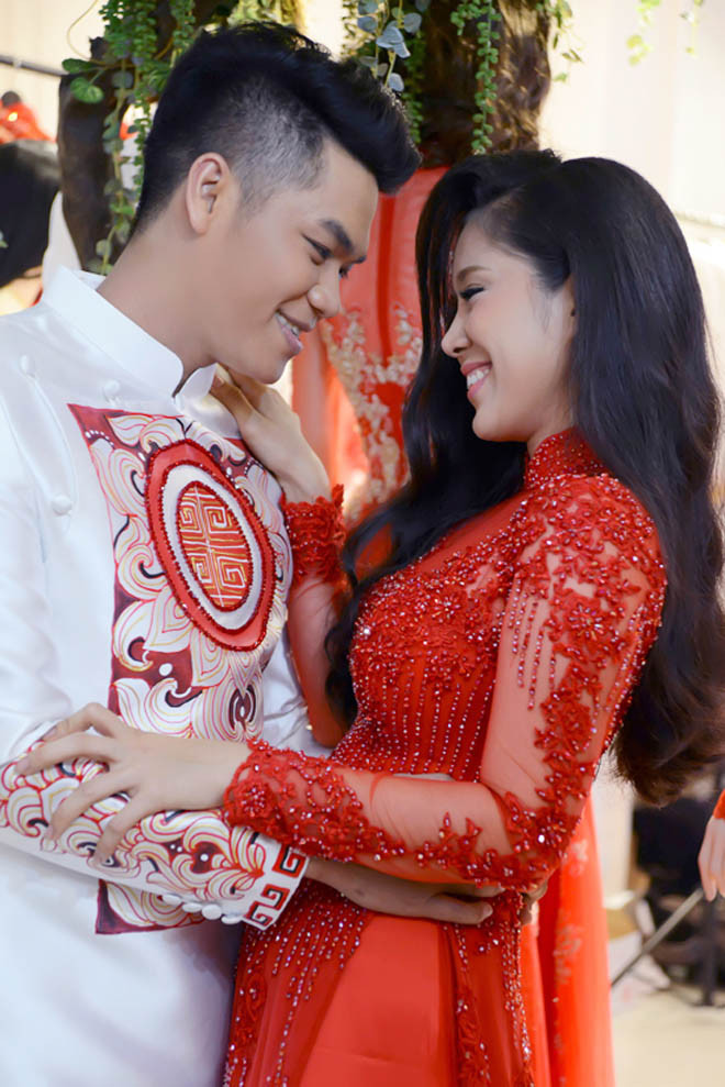 Về phía Trung Kiên, anh cũng tỏ ra háo hức không kém khi sắp bước vào cuộc sống vợ chồng với Lê Phương. “Chỉ còn 72 giờ độc thân nữa thôi, khoảnh khắc đợi chờ từng phút, từng giờ trôi qua, mong cho mau đến ngày ấy. Chỉ còn vài ngày nữa thôi mà Kiên thấy lâu lắm, nóng lòng lắm.”