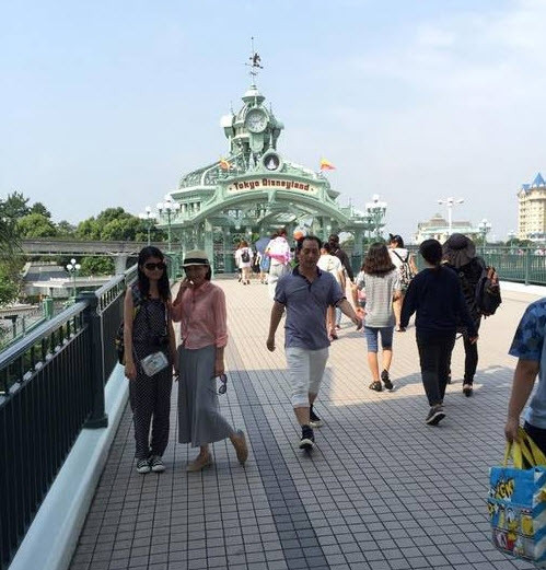 Hai mẹ con rất thân thiết với nhau như những người bạn, có thời gian rảnh lại cùng xách ba lơ lên và đi du lịch.