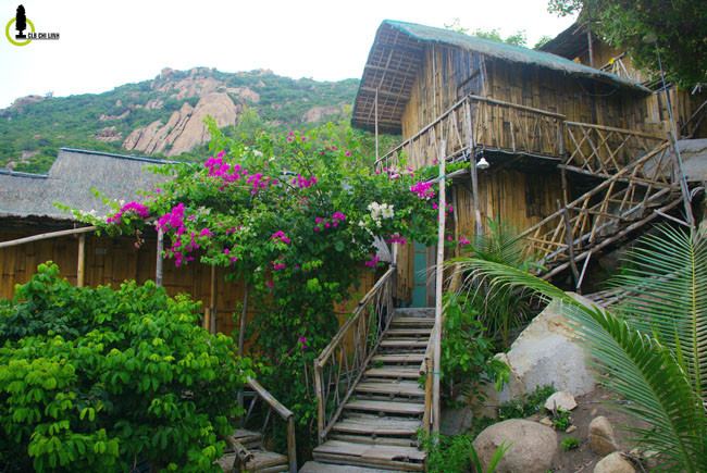 Từng căn hộ biệt lập đều hướng ra phía biển, xây dựng hoàn toàn bằng các vật liệu tự nhiên: sàn gỗ, mái lá, vách tre nứa cùng hoa giấy phủ kín lối vào.