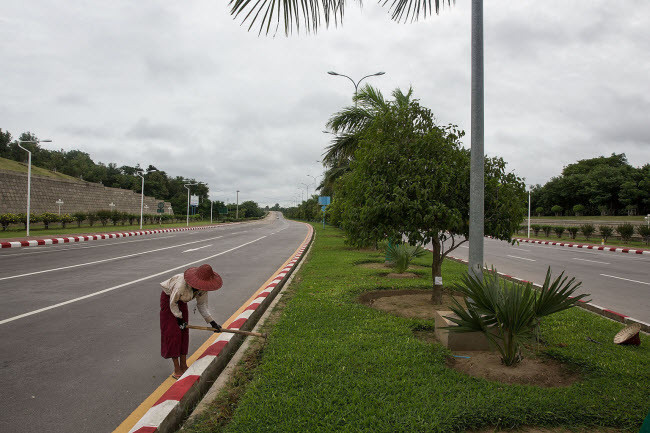 Hành lang của các con đường được trồng cây xanh và chăm sóc cẩn thận, nhưng rất vắng bóng người và phương tiện.