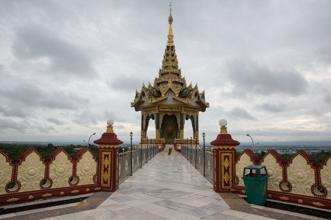 Người đàn ông đi tới một ngôi đền nhỏ trong ngôi chùa Uppatasanti ở Naypyitaw.