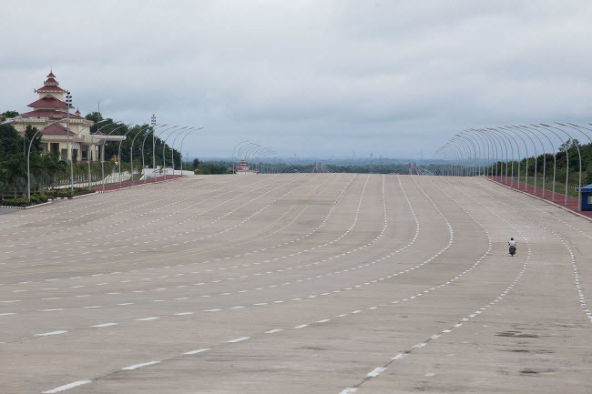 Nhưng Naypyidaw giống như một thành phố “ma” với dân số chỉ 924.608 người, ít hơn 9 lần so với số dân của thành phố London.