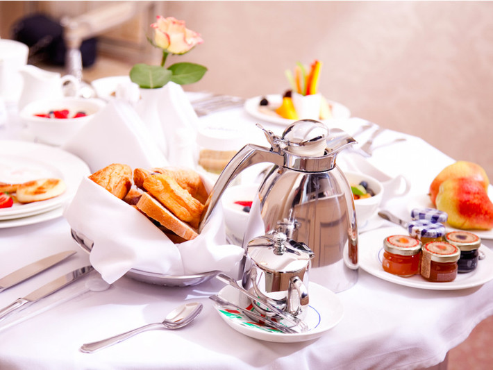 Hãy đặt trước dịch vụ phòng càng sớm càng tốt: Nếu có yêu cầu đặc biệt, bạn nên đặt trước, do không phải lúc nào khách sạn cũng có đầu bếp chuyên biệt để phục vụ yêu cầu của khách. Ví dụ, bạn gọi đồ ăn sáng lúc 12h5, trong khi bữa sáng ở khách sạn đã kết thúc lúc 12h và đầu bếp chuyên làm đồ ăn sáng đã nghỉ. Tất nhiên, khách sạn sẽ cố gắng hết sức để đáp ứng yêu cầu của bạn, nhưng điều đó khiến họ gặp nhiều rắc rối.