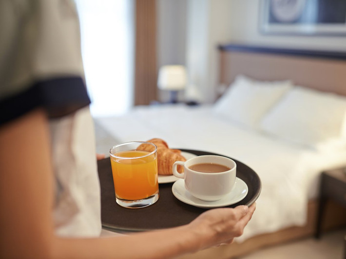 Đồng thời, hãy trò chuyện một chút với nhân viên phục vụ. Bạn có thể bình luận về thời tiết, hỏi han họ vài câu và bày tỏ sự hài lòng. Khi gặp ở hành lang, bạn chỉ cần gật đầu và mỉm cười chào họ thôi cũng đủ để thể hiện sự tôn trọng.