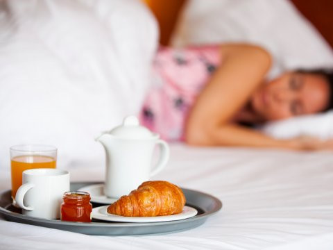 Đừng gọi nhân viên khách sạn lên phòng khi chưa mặc đồ tử tế: Bạn nên giữ phép lịch sự và ít nhất nên mặc đủ quần áo khi nhận đồ ăn. Đừng nhận đồ trong tình trạng thoải mái như vừa ngủ dậy (cởi trần, chỉ mặc đồ lót).