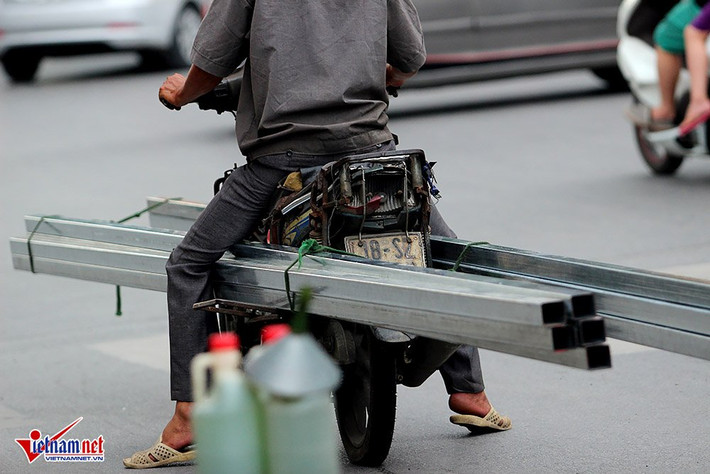 Hầu hết những chiếc xe chở vật liệu này đều cũ nát, cà tàng.