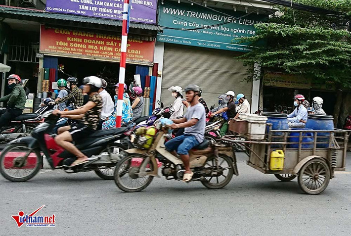 Gắn đầu kéo để vận chuyển hàng.
