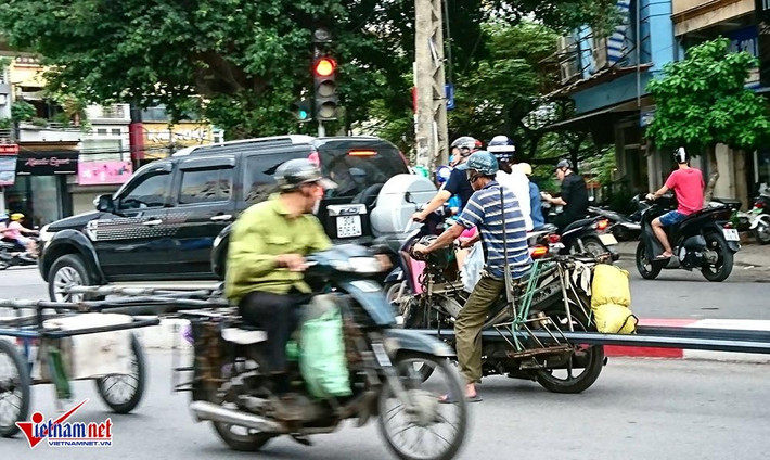 Hình ảnh thường ngày trên con phố bán vật liệu xây dựng Đê La Thành.